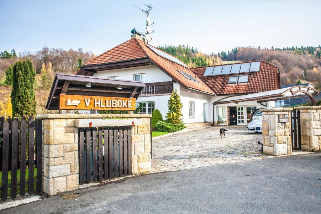 Penzion V Hluboke A Department Glamp Vsetin Bagian luar foto